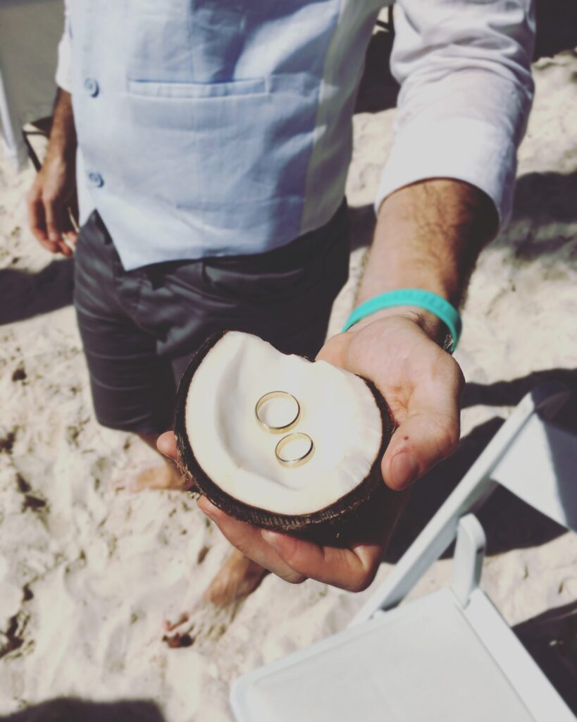Ślub na plaży obrączki