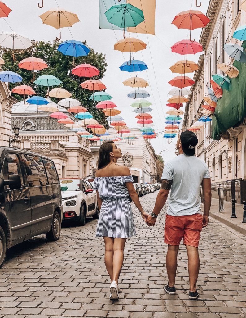 lviv-couple-umbrellas Lwów
