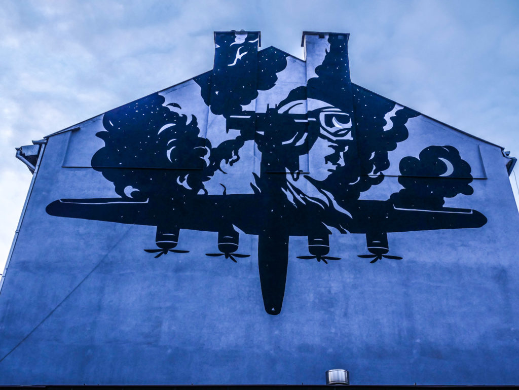 Mural na Dąbrowskiego Samolot na budynku przy ul Dąbrowskiego