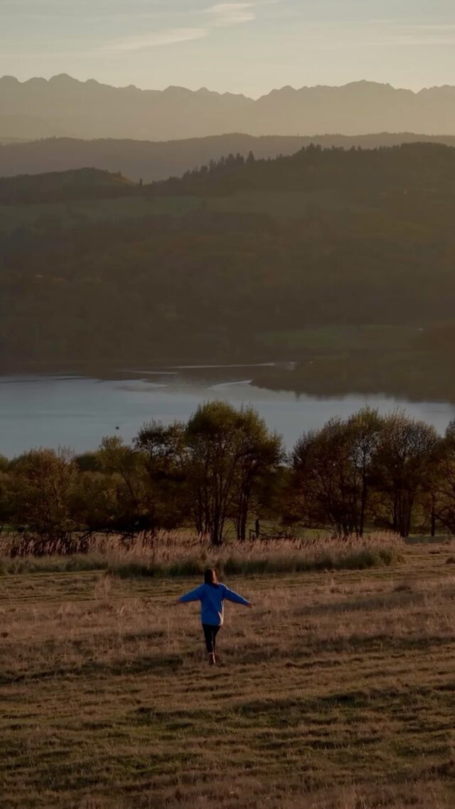 Piękna jesień nam się trafiła w tym roku prawda? 😍🍁

Ostatnio wsiedliśmy w większego Mentosa w  poszukiwaniu pięknych widoków i trafiliśmy nad jezioro Czorsztyńskie. Był to strzał w dziesiątkę! Poranne mgły długo unosiły się nad woda ale wystarczyło tylko wznieść się dronem kilkadziesiąt metrów,  by przecierać oczy ze zdumienia! Była to świetna okazja do przetestowania nowego drona Dji Air 3S. 

💕☁️Miękkie światło o świcie i rozświetlony krakowski rynek były idealnym miejscem do sprawdzenia możliwości nowej, większej 1” matrycy. 14 stopni dynamiki z łatwością poradził sobie w uchwyceniu kontrastowych ujęć.
🐑⛰️ Latając nad przechodzącym redykiem nie stresowaliśmy się o hałas, bo średni tele obiektyw pozwalał zachować komfortowy dystans i uzyskać dobre zbliżenie obrazu.

🌙✨Latanie w nocy też jest mega przyjemne, bo nowy czujnik laserowy bez problemu radzi sobie z wykrywaniem przeszkód, a jakość nocnych nagrań jest zdumiewająca! (zobaczcie sami na końcu rolki)

Które ujęcia podobają Wam się najbardzej? 
⛰️🐑 1. góry i owieczki
☁️💕 2. taniec chmur nad drzewami 
✨🌙 3. nocny Kraków

.
.
• współpraca reklamowa @djiglobal •
.
.
#dji #djipoland #djiglobal #djiair3s #polska #jezioroczorsztyńskie #krakow #podhale