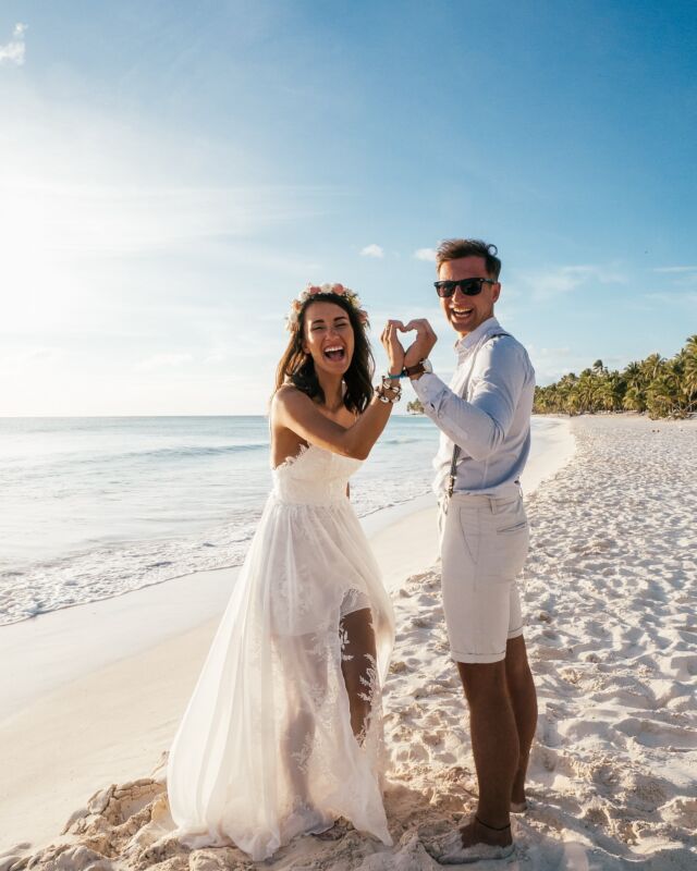 ✨7✨

Dokładnie 7 lat temu, na jednej z dominikańskich plaż zostaliśmy mężem i żoną 💍🥥🌞🌴

Siódma rocznica nazywana jest wełnianą bo kojarzy się z ciepłem i komfortem 🧶 to by pasowało do naszego obecnego etapu w życiu 🥹🤰🏻🏠🐈🐈‍⬛ poza tym 7 to moja ulubiona liczba 💛

Ale tak sobie prześledziliśmy gdzie byliśmy i co robiliśmy w każdą z rocznic ślubu i wrzuciliśmy do galerii zdjęcie z tego czasu. 

  Ślub na wyspie Saona 👰🏻‍♀️🤵🏻
1. Tajlandia i podróż z biletem w jedną stronę 🎒🌎
2. Austria i zimowe szaleństwo na stoku🏂❄️
3. Madera i odkrywanie zakątków tej pięknej wyspy 🌿
4. Meksyk i jedna z najfajniejszych przygód 🌮🐢
5. Fuerteventura i sporo pracy 👩🏻‍💻👨🏻‍💻
6. Madera (znowu) i super czas nie tylko we dwoje 🌞
7. Dom i oczekiwanie na nowy etap 👼🏻🧸 

Przez te 7 lat w naszym życiu wydarzyło się bardzo, bardzo dużo. Myślę, że 2018 rok był trochę momentem przełomowym, bo wtedy oboje poczuliśmy, że nawet szalone pomysły, jak ten ze ślubem na końcu świata - są możliwe! Dlatego warto mieć marzenia i dążyć do ich realizacji✨ 

Jako mała dziewczynka zauroczona hiszpańskimi telenowelami marzyłam o takim ślubie na plaży, ale o takim partnerze i życiu jakie udało nam się zbudować nawet nie śniłam! 

────♡────
 22.01.2018 
────♡────