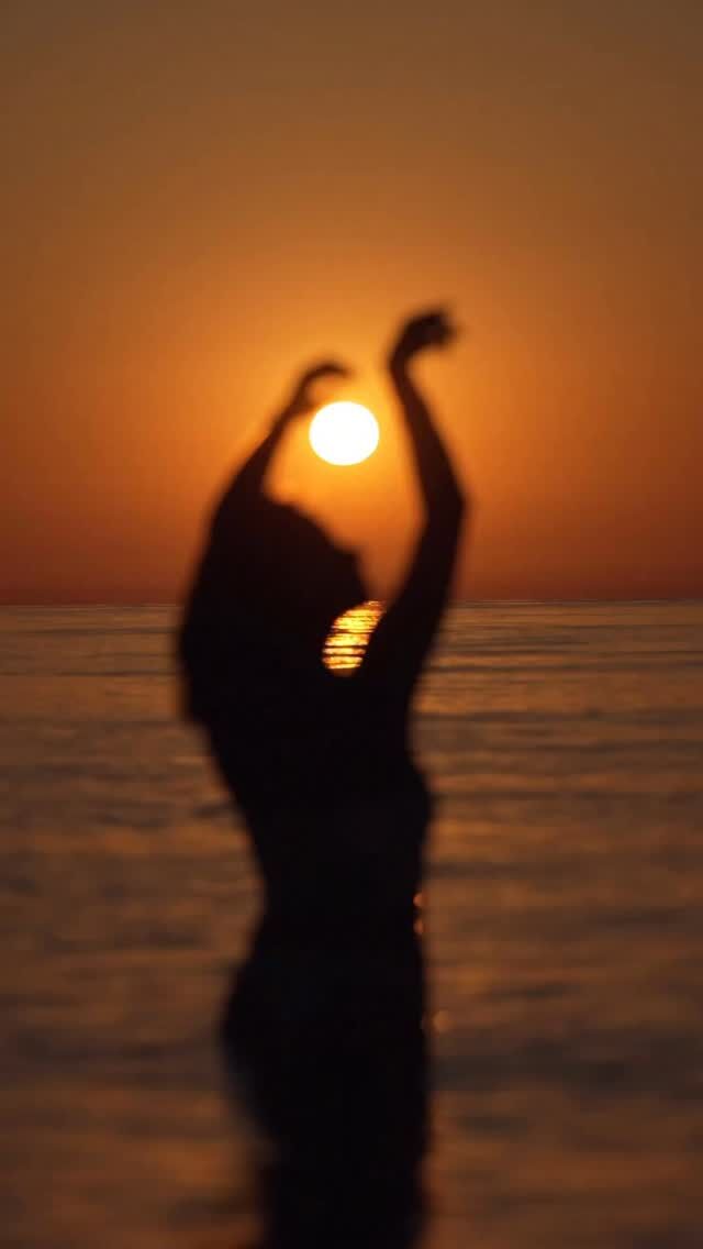 💥 birthday girl #34💥

Odnalazłam te ujęcia w otchłani dysku.  Nagraliśmy je nieco ponad rok temu o wschodzie słońca w Turcji. Jeszcze wtedy nie wiedziałam, że już pod moim sercem rośnie nowe życie. Życie, które było wymarzone i wywalczone teraz jest już ze mną 🥹🩵

Zostałam mamą i to najpięknieszy dar ostatniego roku. 

Co sobie życzę z okazji urodzin? Tylko zdrowia, bo mam wszystko 💕

Dziękuję wczoraj za pamięć 🥹