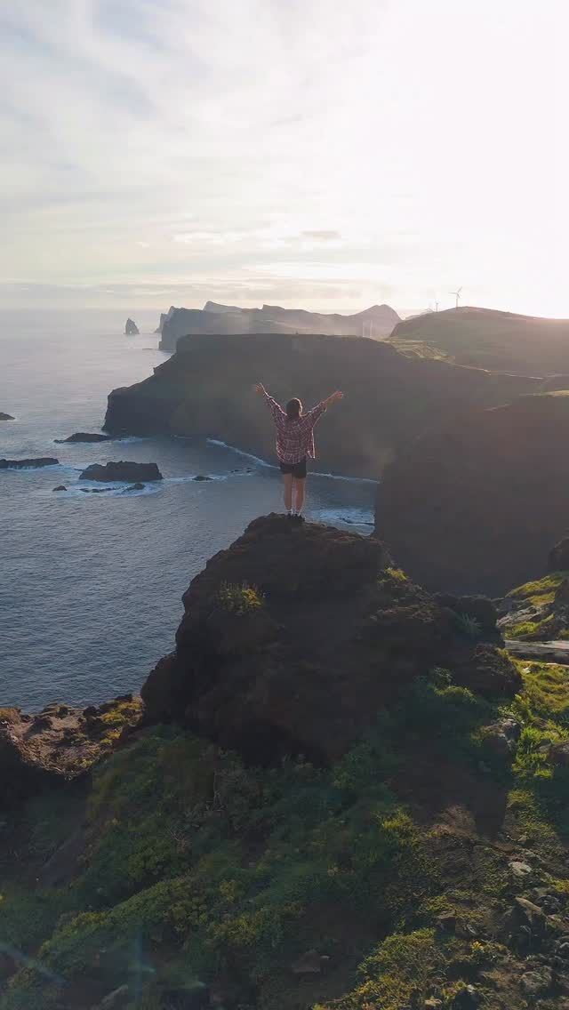 W dzisiejszym odcinku ruszamy na wschód słońca na półwysep São Lourenço, a potem na jeden z naszych ulubionych szlaków Vereda do Larano, pełen zieleni, klifów i niesamowitych widoków. Sprawdzimy też, jak buty #ECCO radzą sobie na błotnistych, maderskich trasach 🥾

SPOILER: radzą sobie!

PS. Dajcie znać, czy lubicie chodzić po szlakach? 😍

• reklama • @ecco • Madera • podróże • szlaki