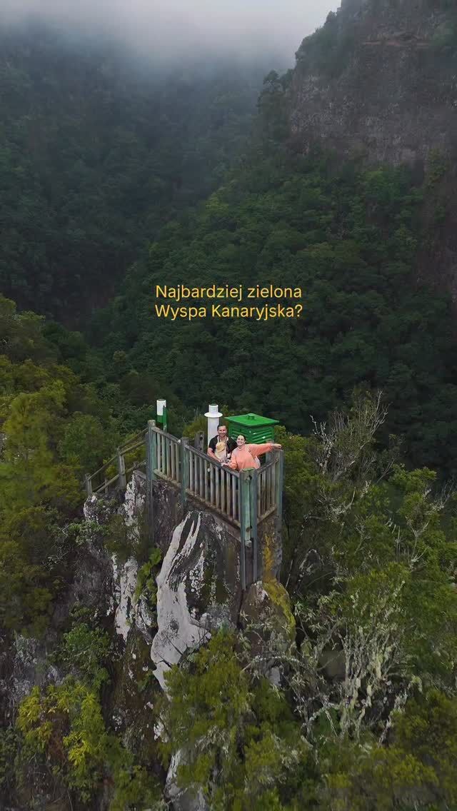 Isla Verde 💚 

Prawie 3 tygodnie na La Palmie i nic na feedzie? 🙈. Nie obijamy się tylko tak intensywnie zwiedzamy, że już brak czasu na internety. Spokojnie, nadrobimy z nawiązką a teraz skupiamy się nad przewodnikiem po La Palmie 😍

Wiecie, że  to jedna z najbardziej zalesionych wysp archipelagu? La Palma nie bez powodu nazywana jest Isla Verde (zielona wyspa) - prawie 25% wyspy pokrywają pradawne lasy laurowe i sosnowe, które przetrwały miliony lat. Dzięki wilgotnym pasatom roślinność ma tu wieczną wiosnę, więc wyspa jest turbo zielona! Idealne warunki dla wielu gatunków kwiatów i owoców! (Sami widzieliście 😅) 🍌🥭🍊🥑

Spodziewaliście się, że La Palma jest taka zielona? 💚

My trochę tak, ale na miejscu ta zieleń i tak przerosła nasze wyobrażenia 😍

PS. Po tych owocowych darach mamy lekki przesyt mango 🥭😅