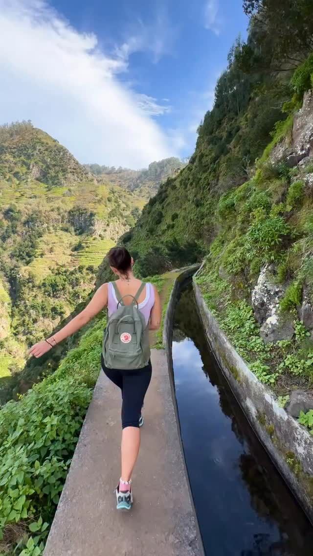 𝙼𝙰𝙳𝙴𝚁𝙰 - 𝙺𝚘𝚜𝚣𝚝𝚢 𝚠𝚢𝚓𝚊𝚣𝚍𝚞 𝚠 𝚜𝚝𝚢𝚌𝚣𝚗𝚒𝚞 💸
(wszystkie ujęcia ze stycznia zeszłego roku) 

No dobra, to że warto to już widzieliście ale teraz Wam zdradzimy dlaczego lepiej wybrać się w zimie na Maderę:

🌿 soczysta zieleń - Madera jest zielona przez cały rok, ale w miesiącach zimowych najbardziej! 
💦 wodospady pełne wody - częstsze opady w zimie sprawiają, że można podziwiać potężne strumienie wody.
☀️ pogoda - nam się trafiła idealna!! Średnio 20° w cieniu ale odczuwalna dużo wyższa przez słońce. Wieczory chłodniejsze więc bluza się przyda. Mieliśmy sporo szczęścia bo początek roku był bardziej deszczowy. To nasz drugi styczeń na Maderze i oba równie słoneczne.
💰 jest taniej - loty, noclegi, auto - wszystko nas wyszło taniej niż podczas naszej ostatniej wizyty w październiku a tym-bardziej w lipcu.
😎 mniej ludzi 

no i ile nas to kosztowało, na dwie osoby:

✈️ Bilety 1360zł w dwie strony. Katowice - Funchal (wizzair)
🚗 wypożyczenie auta 20€/dzień
🏠 nocleg 55€ apartament z boskim widokiem 
JEDZENIE (2 osoby)
☕️ śniadania 4-20€
🍤 obiady/kolacje 25 - 40€

Tak się prezentuje nasz wypad na Maderę w styczniu. Natomiast jeśli nas zapytacie „ Kiedy warto lecieć na Maderę?” Odpowiemy: ZAWSZE 🤍

Pssst.. wszystkie najlepsze miejscówki znajdziecie w naszym  przewodniku po Maderze 💚 wpisz w komentarzu „MADERA” to podeślemy link 💌

|marka własna|
#madera #madeira #visitmadeira #maderawzimie