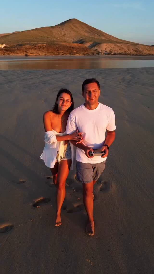 Odwiedziliśmy wszystkie Wyspy Kanaryjskie! Po cichu marzyliśmy o tym od dawna i w tym roku się udało 😍 

Nasza miłość do Kanarów rozpoczęła się w 2014 roku gdy po raz pierwszy wylądowaliśmy na Teneryfie. Była to bardzo budżetowa podróż, jeździliśmy autobusami i spaliśmy na couchsurfingu. Wtedy po raz pierwszy zobaczyliśmy czarne wulkaniczne plaże, El Teide i wszechobecne kwiaty! 

3 lata później wybraliśmy Fuerteventurę, tym razem wynajęliśmy auto i zjechaliśmy wyspę zakochując się w przepięknych plażach i pustynnych widokach! 

Największy rozkwit miłości do tych wulkanicznych wysp nastąpił 2022 roku gdy zaczęliśmy pisać nasze Przewodniki po Kanarach. Od tego czasu odwiedzamy je regularnie (najczęściej ogrzać się zimą ☀️) i zamiast mieć dość, my ciągle chcemy wracać! W tym roku był rekord! 

Wyspy Kanaryjskie uzależniają 😍

No dobra, to na której wyspie byliśmy najwięcej razy? Myślę, że odpowiedź jest prosta 😉

Teneryfa 9
Fuerta 5
Lanzarote 2
La palma 2
La Gomera 1 
La graciosa 1
El Hierro 1
Gran Canaria 1
Isla de Lobos 1

A do tego Julek w swoim 10 miesięcznym życiu zobaczył już z 6/8 Wysp Kanaryjskich 😅

Z pewnością zastanawiacie, która z tych Wysp jest naszą ulubioną, a która najmniej nam się spodobała… Ale to zostawię na inną rolkę 😉

A Wy? Którą wyspę już zwiedziliście? 😍 
albo którą macie w planach?