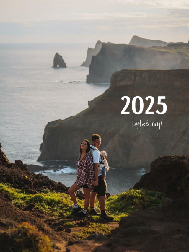 ✨ 2025 ✨

🌍Oczywiście „najsłabszy podróżniczo rok” jest trochę przesadzonym stwierdzeniem bo byliśmy w cudownych i ulubionych miejscach ale patrząc z perspektywy ostatnich lat to: 

- Nie odwiedziliśmy żadnego nowego państwa, 
- Nie zmieniliśmy kontynentu, 
- Nie osiągnęliśmy celów podróżniczych, które sobie założyliśmy.

A i tak był to nasz najlepszy rok w życiu!! 

🏡Kochamy podróże ale nie tylko one dają nam szczęście w życiu. Mam wrażenie, że w tym roku zdecydowanie większą radość dał nam dom! To dlatego nie zrealizowaliśmy celów podróżniczych na ten rok. Zamiast Wysp Owczych świadomie wybraliśmy czas w domu. Wiem, że kiedyś tam dotrzemy ale to nie był ten moment. 

🩵Największym szczęściem tego roku był zdecydowanie Julek ✨ ten mały człowiek dał nam tyle radości i miłości, że czasem musiałam się uszczypnąć i sprawdzić czy to wszystko dzieje się naprawdę 🥹
Nie pamiętam żebym kiedyś się więcej uśmiechała niż w ostatnich 12 miesiącach.
Był to rok pełen śmiechu, gwaru a jednocześnie ciszy, kołysanek i bliskości. Rok w którym chciałabym zatrzymać czas i jak najdłużej cieszyć się każdą chwilą ♥️

👩🏻‍💻Był to też rok odpuszczania, uczenia się nowych ról i pogodzenia pracy z obowiązkami i opieką nad dzieckiem. Nie zaglądałam tu tak często jak kiedyś. Nie zawsze byłam wystarczająca i kreatywna tak jak bym tego chciała ale już wiem, że nie da się być wszędzie na 100%.

Dlatego tym bardziej dziękujemy, że byliście tu z nami mimo mniejszej ilości podróży i inspiracji 😘

Wszytkiego co najpiękniejsze w 2026 roku CZIKOSY! ✨