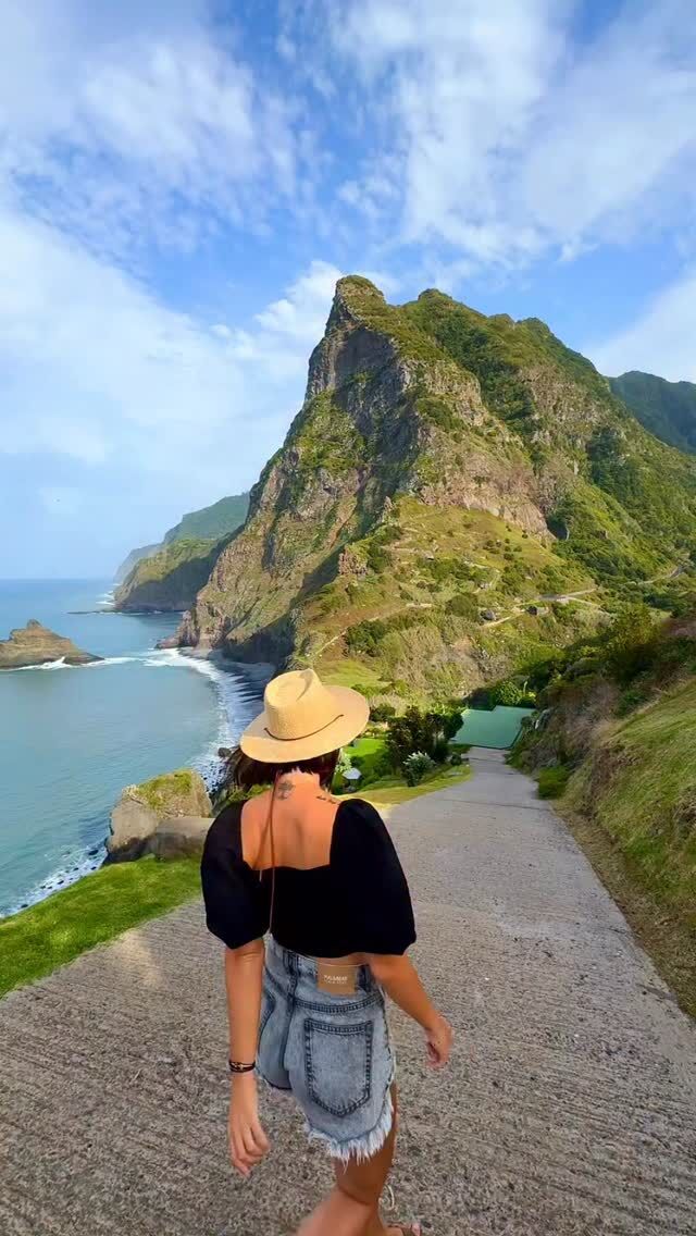 [AKTUALIZACJA 2026]
Wybierasz się na Maderę? 🌿

Nie trać czasu na planowanie i szukanie informacji w internecie! Pobierz nasz interaktywny przewodnik, który zaprowadzi Cię do najpiękniejszych miejsc na wyspie, często poza utartym szlakiem! 

Ponad 60 tras o różnej trudności
🌿 90 punktów widokowych, sporo w stylu „trzaśnij drzwiami i jesteś”
🌿 Ponad 70 restauracji, kawiarnii i barów w każdej części wyspy! 
🌿 23 polecane noclegi, od budżetowych po wyjątkowe glampingi 
🌿 Gotowe plany podróży 
🌿 Tipy dla fotografów (fotospoty i dronospoty)
🌿 Rozdziały o kwiatach, ptakach i pogodzie 
🌿 Podpowiedzi jak zamieszkać na Maderze lub pracować z Wyspy zdalnie 
🌿 Dużo podpowiedzi dla rodziców 

🚗 zniżki na atrakcje, noclegi i wynajem auta! 

i….. masa praktycznych informacji!

📲To interaktywny narzędzie w formacie PDF, które masz zawsze pod ręką. 
Mnóstwo praktycznych informacji, smacznych restauracji, pięknych miejsc i łatwych odnośników - klikasz i jesteś! 

Z tym przewodnikiem oszczędzisz czas i pieniądze! 

Przewodnik jest regularnie aktualizowany dlatego znajdziesz w nim zmiany wprowadzone w 2026 roku! 

💸Z kodem „2026” otrzymasz 10% zniżki 

Dołącz do kilkunastu tysięcy osób, które podróżują z naszymi przewodnikami i odkryj Maderę razem z nami! 🌍

Marka własna