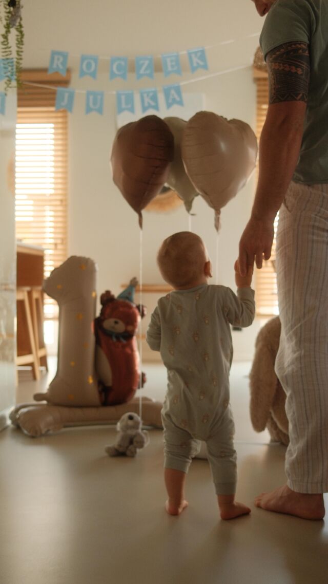 1 rok🎈
12 miesięcy 
52 tygodnie 
364 dni 
8 760 godzin

… odkąd rozpoczęliśmy najpiękniejsza podróż 🥹🩵

Ostatnie 12 miesięcy było jednymi z najbardziej niesamowitych, wymagających i najwspanialszych miesięcy w naszym życiu. Każdego dnia kochamy tą małą istotkę coraz mocniej i zastanawiamy się czy są jakieś limity? 🥹♥️

Rośnij zdrowo nasz mały promyczku 🩵

#roczek #urodziny #1🎂