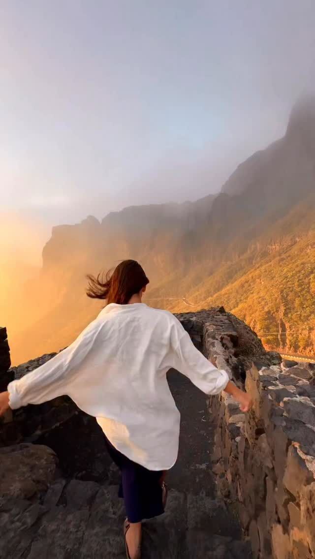 Ulubiona Wyspa Kanaryjska?
wyjaśniamy, skąd wzięło się takie zestawienie☺️

8. 𝙇𝙖 𝙂𝙧𝙖𝙘𝙞𝙤𝙨𝙖 - najmniejsza wyspa kanaryjska! Spokojna, bez asfaltowych dróg, idealna na jednodniową ucieczkę. No właśnie jednodniową. Jest piękna ale znalazła się na ostatnim miejscu bo nie za wiele tam można zobaczyć.

7. 𝙂𝙧𝙖𝙣 𝘾𝙖𝙣𝙖𝙧𝙞𝙖 - Popularna i dobrze znana wyspa ze słynnymi wydmami, zielonymi górami i tętniącą życiem stolicą. Byliśmy tydzień na GC ale uważamy, że nie poznaliśmy jej jeszcze za dobrze dlatego tak nisko. Wrócimy bo wiemy, że skrywa dużo piękna

6. 𝙇𝙖 𝙂𝙤𝙢𝙚𝙧𝙖 - bardzo zielona, górzysta i chyba najmniej „plażowa” wyspa. Często wybierana na jednodniowy skok w bok z sąsiedniej Teneryfy. Byliśmy raz i planujemy powrót bo widoki powalały na każdym zakręcie.

5. 𝙀𝙡 𝙃𝙞𝙚𝙧𝙧𝙤 - prawie najmniejsza i najmniej turystyczna wyspa. Zachwyciła nas swoją autentycznością lasami wawrzynowymi i atmosferą końca świata. Mimo, że widzieliśmy sporo mamy chrapkę na więcej!

4. 𝙇𝙖𝙣𝙯𝙖𝙧𝙤𝙩𝙚 - wyspa ognia, lawy i kosmicznych krajobrazów! Wylądowała na 4 miejscu za to, że czaruje surowym pięknem, architekturą Cesara Manrique i winnicami rosnącymi w czarnym pyle.

2. 𝙁𝙪𝙚𝙧𝙩𝙚𝙫𝙚𝙣𝙩𝙪𝙧𝙖 - tak, to nie jest pomyłka. Nie ma trzeciego miejsca. Dlaczego? Bo do reszty miejsc jesteśmy zgodni a tu mieliśmy rozbieżność. Dla Pawła Fuerta jest na 2 miejscu, na 3 La Palma, u mnie odwrotnie.
Czemu Fuerta jest tak wysoko? Bo to Królestwo najpiękniejszych plaż na całym archipelagu i wulkanów na które można się wdrapać. Idealna na totalny reset, chill i poczucie wolności.

2. 𝙇𝙖 𝙋𝙖𝙡𝙢𝙖 - to nasza najnowsza a zarazem najbardziej bujna miłość! Spokojna, zielona, dzika, pełna lasów i spektakularnych wulkanicznych szlaków. Nie wiemy jak taka perełka się uchowała i nadal nie jest tak mało znana!

1. 𝙏𝙚𝙣𝙚𝙧𝙮𝙛𝙖 - w tej ocenie jest dużo sentymentów i częstych wizyt 😅 ale tak, Teneryfa jest ulubioną wyspą ze względu na jej różnorodność, łatwość i jedzenie! W jeden dzień można być na wulkanie Teide, w lesie laurowym i na plaży.

Dajcie znać, który „Kanarek” jest Waszym ulubionym albo który najbardziej chcecie odwiedzić? 😍