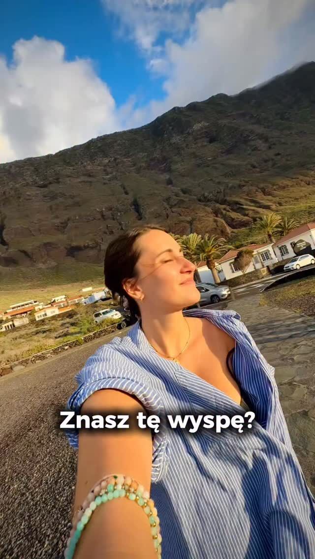 Ta rzadko odwiedzana wyspa zachwyciła nas swoim spokojem, lasami wawrzynowymi i atmosferą końca świata. Mimo że El Hierro jest prawie najmniejszą z głównych wysp Kanaryjskich, jest niesamowicie „pionowa”. Cała wyspa to w zasadzie wierzchołek ogromnego wulkanu wyrastający prosto z oceanu. Robi ogromne wrażenie! 

Poniżej zostawimy garść praktycznych informacji i listę miejsc wartych odwiedzenia! 

Jak dolecieć?
✈️ Samolotem wyłącznie z Teneryfy i Gran
Canarii. We wschodniej części wyspy mieści się bardzo kameralne lotnisko, które obsługuje tylko małe samoloty Bintera i Canaryfly. Połączeń jest sporo a ceny zaczynają się od kilkudziesięciu €. My za lot Binterem z Teneryfy płaciliśmy 130€ za 3 osoby z bagażem w cenie.
⛴️ Można też przypłynąć promem z Teneryfy, rejs trwa 2,5h i kosztuje ok 50€ w jedną stronę.

Gdzie nocować?
Najlepiej wybrać La Fronterę dla widoków.
La Restingę dla słońca i nurkowania (choć trochę daleko w inne miejsca).
Tamaduste lub Timijiraque jeśli chcecie mieszkać na wybrzeżu.
Valverde to dobra baza wypadowa, ale bywa tam chłodniej i mgliście.

Co zobaczyć na El Hierro?
📍 Timijiraque
📍 La Caleta
📍 Villa de Valverde
📍 Tamaduste
📍 Echedo
📍 Mirador de la Peña
📍 La Maceta
📍 La Frontera
📍 Sabinosa
📍 Mirador de Lomo Negro
📍 Playa del Verodal
📍 El Sabinar
📍 Mirador La Llania
📍 Sendero La Llania
📍 La Restinga
📍 Tacorón

Mimo, że widzieliśmy sporo mamy chrapkę na więcej i na pewno wróćmy! W zapisanych relacjach znajdziecie dużo więcej obrazków z El Hierro ❤️

Dajcie znać co myślicie o tej wyspie? Zaintrygowała Was? 😍 

Pssst.. zapiszcie rolkę na przyszłość!