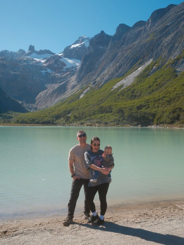 Laguna Esmeralda 💎

Cóż za trafiona nazwa do tego pięknego miejsca! Esmeralda oznacza szmaragd i właśnie taki kolor wody serwuje ta Laguna. Szlak, który do niej prowadzi nie jest wymagający i zajął nam około 2h w jedną stronę. Większość trasy jest płaska ale błotnista! 

To niewielkie, lodowcowe jezioro, którego kolor wody pochodzi od drobnego pyłu skalnego niesionego przez lodowce. W tle widać surowe, andyjskie góry!
Pogoda w Patagonii wybitnie nam dopisuje więc mieliśmy okazję zobaczyć ten intensywny kolor wody i góry w pełnej okazałości 😍 

Zostawiam karuzelę zdjęć i filmów z tego szlaku, jak zawsze, po więcej smaczków zapraszam na stories 🩵 

•Argentyna • ziemia ognista • Tierra del fuego • Ushuaia • podróż z dzieckiem