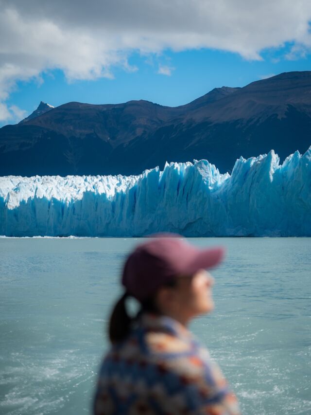 Widzieliśmy 3 lodowce w swoim życiu ale ten w Argentynie zrobił na nas największe wrażenie! 
To niesamowite jak blisko można być i podziwiać potęgę natury! 🧊

Lodowiec Perito Moreno znajduje się w Parku Narodowym Los Glaciares i jest potężny! 
W głąb ok. 30 km a wysokości ściany dochodzącej do 70 metrów. Najbardziej widowiskowe jest to, że ogromne kawałki lodu regularnie odrywają się i z hukiem wpadają do wody. To zjawisko nazywa się cieleniem lodowca i udało nam się to zobaczyć 3 razy (nagrać tylko raz 🙈). Z jednej strony wyglądało to imponująco z drugiej zrobiło nam się smutno bo to znaczy, że lodowiec maleje 🥺 po rejsie spotkaliśmy parkę naszych obserwatorów (pozdrowimy) i oni powiedzieli nam, że podobno nie do końca tak z tym zmniejszaniem lodowca. 
Lodowiec Perito Moreno jest jednym z niewielu na świecie, który wciąż pozostaje stabilny, a czasem nawet rośnie! 🧊

Jak wygląda zwiedzanie Parku? 
💵 wstęp 120zł os
🛥️	można wybrać się na rejs łodzią pod samą ścianę lodu! Polecamy! Cena 170zł os
🧊 można połączyć rejs z trekking po lodowcu z rakami! Może kiedyś 😍
🩵poza tym spektakularny spacer po drewnianych kładkach z widokiem na lodowiec! Coś wspaniałego 🥹

Zostawiam trochę zdjęć w karuzeli i jutro wrócę do Was z dalszą częścią stories! 
Znów tyle się dzieje, że nie wyrabiam z relacjonowaniem Wam tego piękna 🥹❤️

Hasta luego 😘

Argentyna • lodowiec • perito moreno • el Calafate • Patagonia
