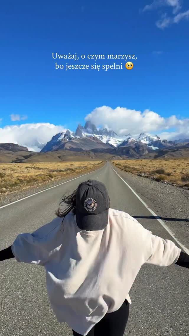 To prawdopobnie najbardzej epicka droga jaką jechaliśmy w życiu!!!!! 🤩

Patagonia długo była podróżniczym marzeniem dlatego cały czas się szczypię po rękach i sprawdzam czy naprawdę tu jesteśmy 🥹🩵

Spodziewałam się, że ten słynny widok to jakiś kawałek drogi, a tu większość trasy z Calafate do El Chalten była widokowa! No ale końcówka powala na kolana! Nawet nie chcecie wiedzieć ile ujęć mam z auta bo myślałam, że już „ten” widok jest top, ale z każdym kilometrem było coraz lepiej! No i ta widoczność 🥹 nie jest to takie oczywiste bo Fritz Roy lubi się schować w chmurach 🏔️☁️

To tylko tak tytułem wstępu… bo dopiero rozpoczynamy naszą patagońską przygodę w El Chalten 🩵

A jakie są Wasze wielkie marzenia podróżnicze? 😍

Patagonia • Argentyna • el Chalten • podróże z dzieckiem