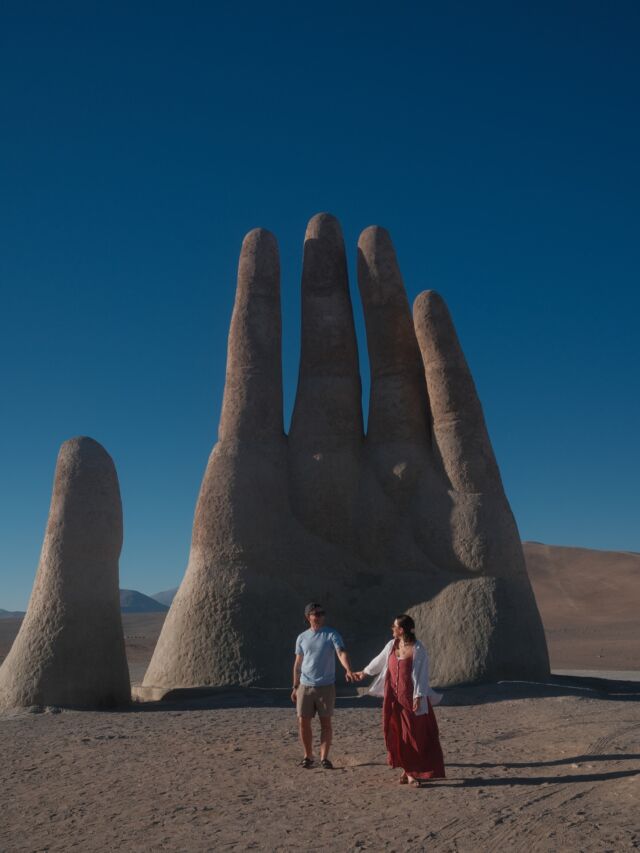 Hola CZIKOSY! Pozdrawiamy z Chile! 🇨🇱

Jednego z najdłuższych państw na świecie (serio, ciągnie się przez ponad 4300 km!). 

To kraj kontrastów: od pustyni Atacama, jednego z najsuchszych miejsc na Ziemi, po lodowce i fiordy na południu 🌵❄️ 

My już chłodniejsze klimaty mamy za sobą więc teraz czas na pustynię! 🏜️

A ta ręka za nami? To Mano del Desierto – gigantyczna dłoń wyrastająca z piasku na środku pustyni! 

To co, gotowi na zwiedzanie z nami kolejnego kraju Ameryki Południowej? 😍

Chile • Atacama • podróże