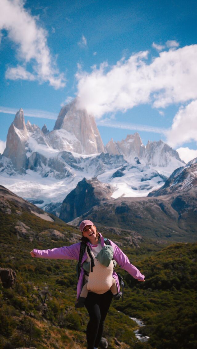 Zrobiliśmy najsłynniejszy szlak w Patagonii Argentyńskiej! 🇦🇷 
Co prawda „tylko” częściowo, ale widoki i tak powalały na kolana! Przeszliśmy z Julkiem ponad 15 kilometrów, co zajęło nam cały dzień. No ale po drodze robiliśmy sporo przystanków na pikniki z panoramicznym widokiem na Fitz Roya! 🏔️ Przez całą trasę góry pokazywały się w pełnej okazałości, a wiatr o dziwo wcale nie był duży. Pogoda marzenie! 🌞 

Od początku wyjazdu towarzyszą nam plecaki @ospreypacks i tak też było na tym szlaku. 
Mogliśmy zapakować mnóstwo przekąsek, dużo wody, kurtki puchowe i przeciwwiatrowe, osłonę przed wiatrem na nosidło, ubranka na przebranie i pieluchy! Byliśmy gotowi na każde warunki 😅 Wszystko idealnie się zmieściło, a do tego świetnie się chodziło  dzięki wygodnemu systemowi nośnemu. 

🎒 Model Pawła: Aether 65 
🎒 Model Justyny: Hikelite 32 (mieści się jako bagaż podręczny!) 

Testujemy te plecaki od tygodni i śmiało możemy powiedzieć, że to jedne z najlepszych, jakie mieliśmy! 

A wracając do szlaku… tak, to była trasa z kategorii tych najpiękniejszych w życiu! Do listy top szlaków z Nowej Zelandii, Norwegii, Madery, Słowenii i Dolomitów dołącza ten w Patagonii 🥹🩵 

A jakie są Wasze topowe szlaki na świecie? Może być kilka, bo ja sama też nie umiem wybrać jednego 😅 

Pssst… po więcej jak zawsze zapraszamy na stories! 😍 

• materiał reklamowy @ospreyeurope 
• Patagonia • Argentyna • Fitz Roy • Góry • podróże z dzieckiem