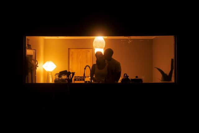 Ulubione poziome kadry z Chile 🇨🇱

Ta podróż dała nam naprawdę wiele dobrego! Poza przeżyciami, widokami i wspólnym czasem pobudziła naszą kreatywność!

Umówmy się, po 8 latach ciągłego tworzenia contentu można się nieco wypalić, zmęczyć, znudzić, przesycić itp. Czuję, że trochę tak miałam w zeszłym roku, może nawet w ostatnich dwóch latach. Pewnie było to też związane z ciążą i nowym człowiekiem w ekipie ☺️

Natomiast ten miesiąc bardzo dużo wniósł do naszej twórczości! Dawno nie mieliśmy tyle radości z tworzenia i dawno żadne miejsca nas tak nie inspirowały.
Tylko nie zrozumcie mnie źle – nasze ukochane Wyspy Kanaryjskie czy Madera (które odwiedzaliśmy ostatnio) są oszałamiająco piękne i nawet ich nie porównuję, ale tu nie chodzi tylko o widoki. Cała ta przygoda, klimat, inna kultura, kontynent, nasz luz (bo nie jesteśmy w pracy, tworząc przewodniki) – to wszystko wpłynęło na to, jak dobrze się czuliśmy!

Relacje, które dla Was tworzę, zajmują mi OGROM czasu! Czasu, którego w podróży i przy roczniaku jest jak na lekarstwo, ale drzemki, wieczory czy nocki pozwalały tu zaglądać.
I wiecie co? Turbo dobrze mi się ostatnio tworzyło! Szczególnie widząc Wasz odbiór, który jest jak paliwo 🥹❤️

Dziękujemy za każdą wiadomość, komentarz czy serduszko oraz za towarzyszenie nam w tej podróży na koniec świata! ❤️

To jeszcze nie koniec, choć wielkimi krokami zbliżamy się do finału tej przygody!

Chile pozostanie głęboko w naszej pamięci 🏜️🧡

Atacama • chile • Ameryka Południowa • podróże • pasja • kreatywność