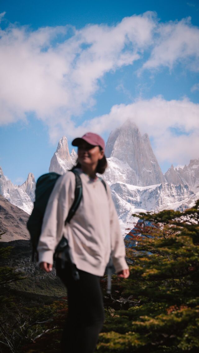 Nie wiem czemu, ale Argentyna zawsze była moim marzeniem!!! 🇦🇷

No dobra, trochę wiem czemu – przez telenowele, ale bardziej dla klimatu i języka, nie przez widoki. Dopiero gdy zagłębiliśmy się w ten kraj, zobaczyliśmy, jak bardzo jest różnorodny!

🌇Podczas tej podróży zobaczyliśmy „Boskie Buenos”, które klimatem i architekturą bardziej przypominało europejskie miasto z nutką latino.

🐧Dotarliśmy na sam koniec kontynentu, czyli do Ushuaia, skąd wyruszają rejsy na Antarktydę. Widzieliśmy pingwiny, lwy morskie i kormorany oraz przeszliśmy przepiękny szlak do laguny.

🧊Kontynuowaliśmy Patagonię i polecieliśmy do El Calafate, które położone jest przy błękitnych jeziorach, a w powietrzu unosi się zapach lawendy! Ale to nie wszystko! Kawałek dalej jest najpiękniejszy lodowiec, jaki widzieliśmy w życiu – Perito Moreno!

🏔️Najlepsze prawie na koniec, czyli – El Chaltén! Wioska położona u podnóży gór z widokiem na słynny szczyt Fitz Roy! Trudno to opisać słowami, więc najlepiej wybrać się na szlak i zobaczyć na własne oczy góry, które zostają w pamięci na zawsze!

🌿Argentyna jest tak różnorodna, że jeszcze na północy kraju odwiedziliśmy imponujące wodospady Iguazú i trafiliśmy do dżungli!

Marzenie spełnione i jest chrapka na jeszcze więcej Argentyny! Region Jujuy i Mendoza zapisane przy okazji kolejnej wizyty!

A jak Wam się spodobała Argentyna? Wiedzieliście, że jest tak różnorodna? 😍

Argentyna • Ameryka Północna • Patagonia • iguazu • Ushuaia • fin del mundo