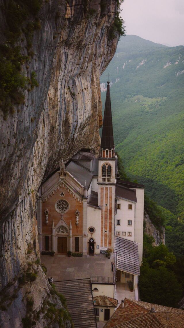 Bez napisów, bez hooków, po prostu epicko położny kościół!

30 minut jazdy od Jeziora Garda znajduje się Santuario Madonna della Corona czyli jedno z najbardziej niezwykłych sanktuariów we Włoszech. Kościół jest dosłownie wbudowany w pionową ścianę masywu Monte Baldo, około 770 metrów nad doliną.

Jeśli będziecie w okolicy koniecznie wpadnijcie bo robi wrażenie 😍

Włochy • Italia • Garda • kościół