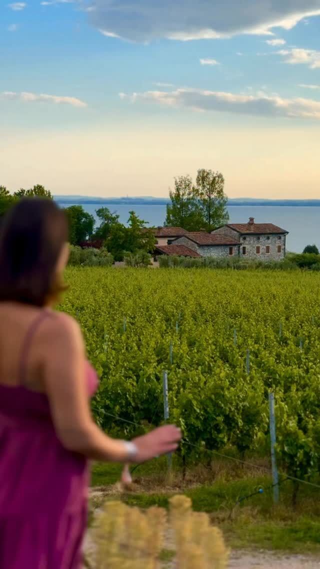 Co zobaczyć nad Gardą? Przygotowaliśmy szybką ściągawkę z naszej ostatniej wizyty: 

🍊Sirmione - pięknie położne miasteczko na wąskim półwyspie natomiast nawet przed sezonem bardzo tłoczno.

🪻Lazise - chyba nasze ulubione miasteczko z tej wizyty. Pełne wąskich uliczek i klimatycznych restauracji, w środy odbywa się targ.

🍕Malcesine - bajkowe miasteczko z zamkiem na wzgorzu, brukowane uliczki wiec jak podróżujecie z dzieckiem to wózek ma lekki offroad 😅

🍋Limone - przepięknie położne miasteczko u podnórza gór gdzie znajdziecie sklepiki z cytrynowymi motywami.

🦢Punta San Vigilio - to urocze miejsce z małym portem, piękną plażą i klimatyczną restauracją tuż przy wodzie.

🍷Casetto Terre di Lago - Winnica z przepięknym widokiem na Gardę! W środy odbywa się degustacja win z muzyką na żywo.

🌳Parco Giardino Sigurtà - to piękny ogród parkowy o powierzchni 60 hektarów, około minut od Gardy, pełen kwiatów, zieleni i malowniczych alejek.

⛪️Santuario Madonna della Corona - epicko położone sanktuarium, którejest dosłownie wbudowane w pionową ścianę masywu Monte Baldo.

🏕️ @campingspiaggiadoro - Świetny kemping, który może być idealna bazą wypadową na zwiedzanie okolicy. 10 minut spacerem od Lazise! Poza miejscami na kampera jest sporo fajnych domków! 

Jesteśmy totalnie oczarowani Gardą, mimo, że nie był to nasz pierwszy raz! Już planujemy powrót i odwodzenie większej ilości miasteczek! @lagodigardacamping dziękujemy za zaproszenie i możliwość pokazania tego wspaniałego regionu! 🍋🇮🇹

Dajcie znać czy byliście nad Jeziorem Garda albo czy macie w planach? 😍

• Zaproszenie • Włochy • jezioro Garda