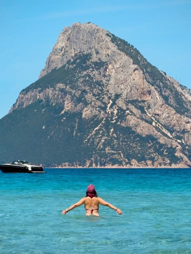 Ciao! 🇮🇹

Pozdrowienia z Sardynii! 🩵 ponad tydzień temu przyjechaliśmy Mentosem (i przypłynęliśmy) na wyspę, która skradła nasze serca zeszłej jesieni! Wtedy, już po jednym dniu oboje stwierdziliśmy, że musimy tu wrócić, tym razem ze swoim domem na kółkach! 🚐 🩵

W karuzeli zostawiam kilka kadrów z pierwszych dni (ostatni ulubiony) które były bajeczne! 🥹 A przed nami jeszcze kilka tygodni odkrywania nowych zakątków tej niesamowitej wyspy! 🍋 

Zapnijcie pasy i wskakujcie na tylne siedzenia! Jeszcze mamy trochę miejsca 😉

Sardynia • Włochy • vanlife • rodzina w kamperze