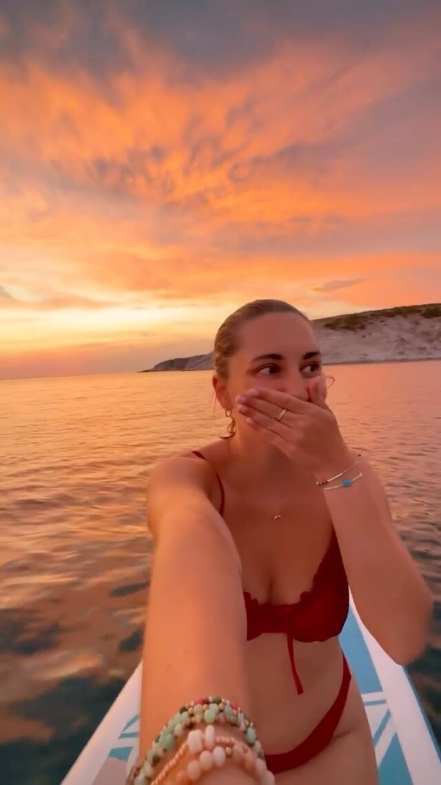 Kiedy zachodzące słońce i chmury tworzą najpiękniejszy spektakl! 🥹💕☁️

Dobrze było w końcu wyciągnąć supa bo jak na razie zwiedział Sardynię w bagażniku! 😅

Upały nie dają za wygraną ale dobrze, że w ciągu dnia możemy schłodzić się w wodzie 💦 poza tym w kamperze mamy saunę 🥵

A jak u Was? Dajcie radę? Widzieliśmy, że prognozy w Polsce też idą na rekord! 🔥

 
Pięknego weekendu! 🧡

Sardynia • zachód słońca • SUP • morze