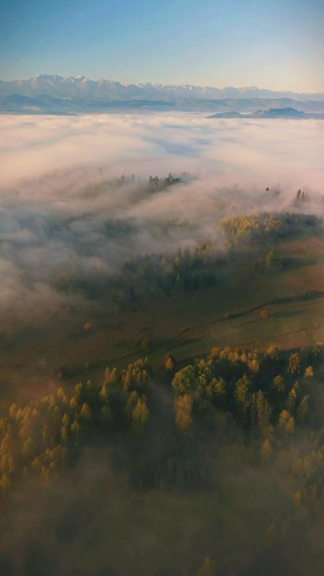 Tu się nic nie wydarzy. To tylko jesienny wschód słońca w Pieninach ☁️🧡• mgły • jezioro czorsztyńskie • góry • dron